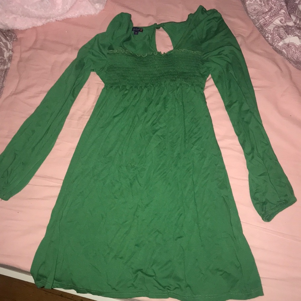 Green short long sleeve dress